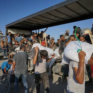 Israeli troops fire warning shots as UN aid convoy looted in Gaza