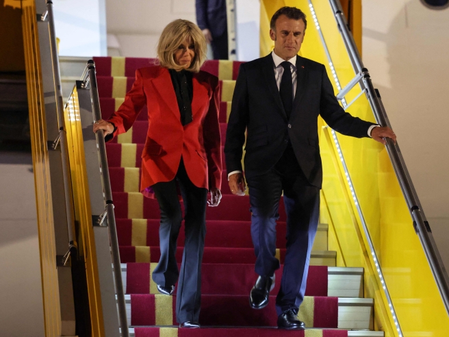 Shuplaka e Brigitte Macron: Çfarë fshihet pas videos?