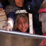A young girl begs for food in Gaza, 7/26/2025 (AP)