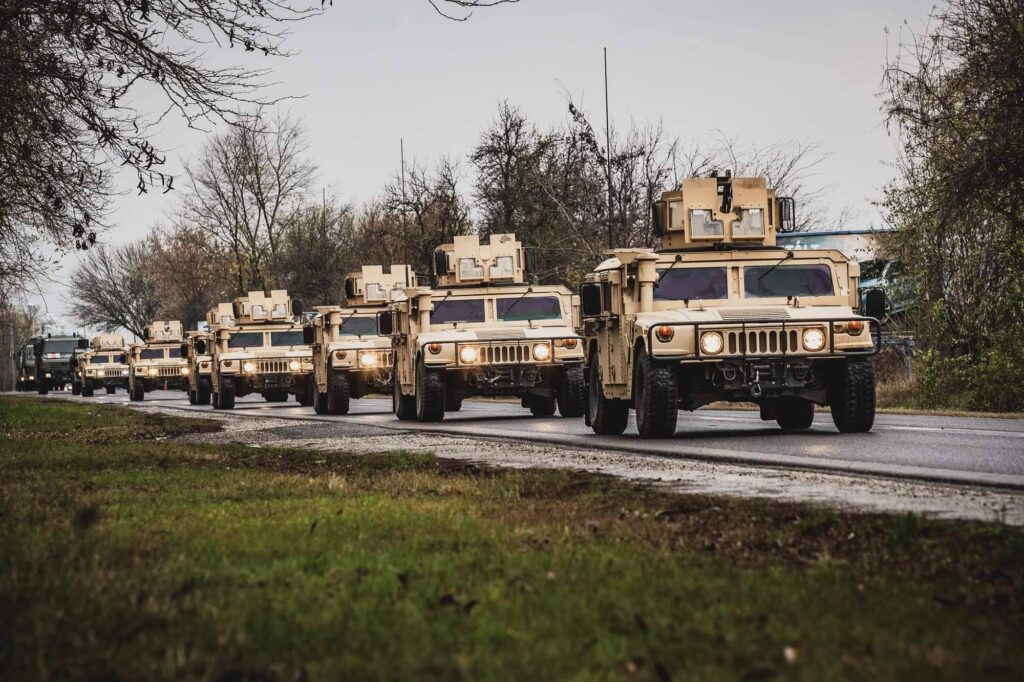 Combat-style military manoeuvres today in Budapest, multiple roads and motorways – photos