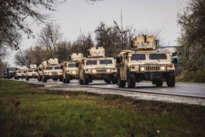 Combat-style military manoeuvres today in Budapest, multiple roads and motorways – photos