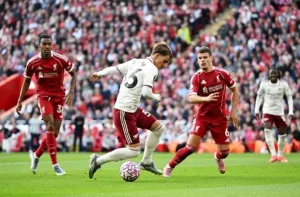 Superb freekick helps Liverpool beat Arsenal in top-of-table clash