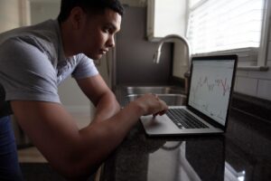 Crypto Traders Eye Jackson Hole as Ether, XRP, Solana Drop Sharply in Retreat