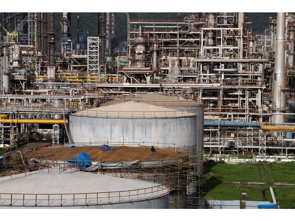 Oil Drops Even as US Raises Pressure on India Over Russian Crude