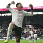 Chelsea beat Burnley 2-0 to close gap on Premier League leaders