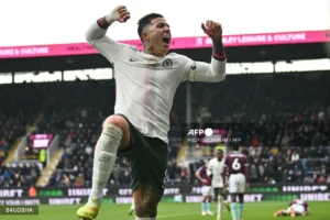 Chelsea beat Burnley 2-0 to close gap on Premier League leaders