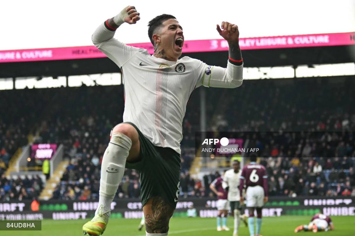 Chelsea beat Burnley 2-0 to close gap on Premier League leaders