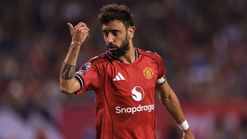 Man United face fight to keep Fernandes