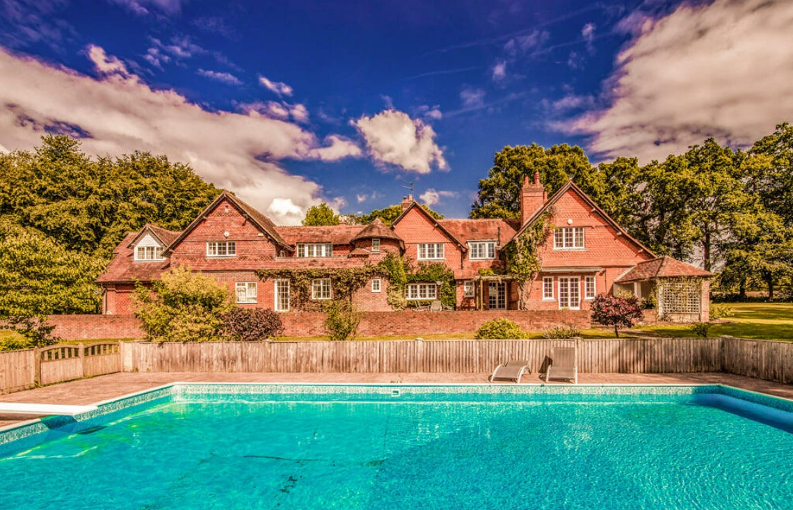 Legendary Grand National-winning jockey puts ‘awe-inspiring’ £4million mansion an hour from London on the market