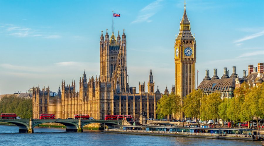 London Companies Push CEO Packages to Compete With US Rivals as FTSE 100 Pay Jumps 11%