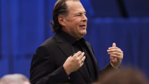 Salesforce beats on earnings, issues better-than-expected revenue forecast