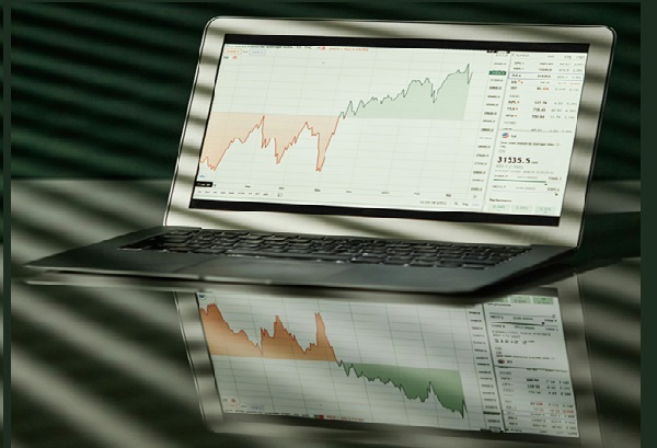 How Currency Instability Shapes Online Trading Habits in Nigeria