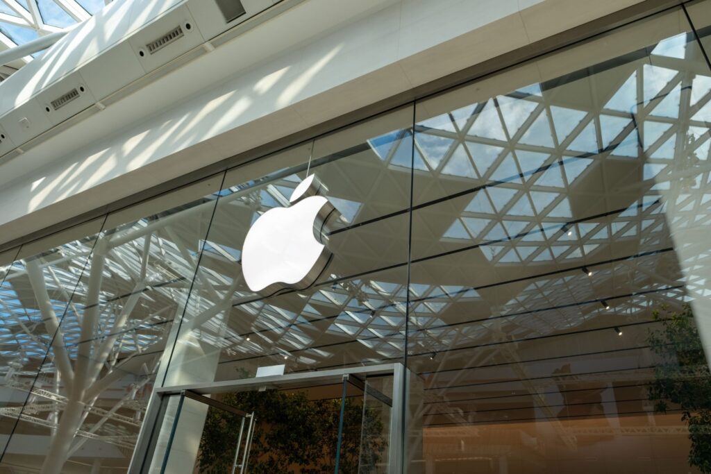 Apple (AAPL) Stock: Wedbush Raises Price Target on AI Strategy Shift and Strong iPhone Sales