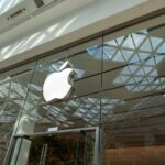 Apple (AAPL) Stock: Wedbush Raises Price Target on AI Strategy Shift and Strong iPhone Sales