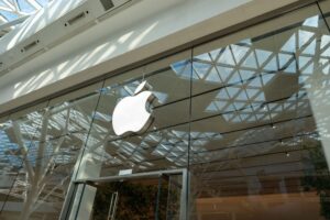 Apple (AAPL) Stock: Wedbush Raises Price Target on AI Strategy Shift and Strong iPhone Sales