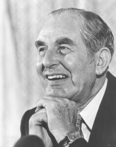 Who was Chaim Herzog, the Irish-born figure at the centre of the Dublin park name change row?