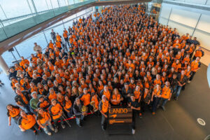 McLaren F1 fête à l’usine de Woking son premier titre pilotes depuis 2008