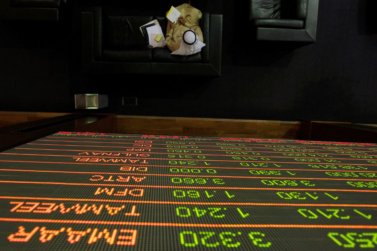 UAE stock markets slip on thin year-end trading despite weekly gains