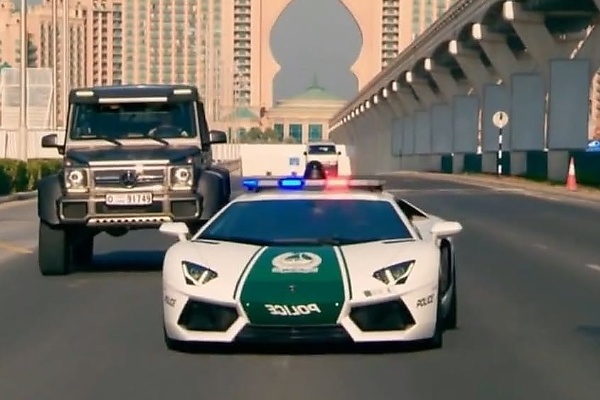 When Dubai Police Lamborghini Aventador Pulled Over Never-been-seen 6-wheeled Mercedes Truck