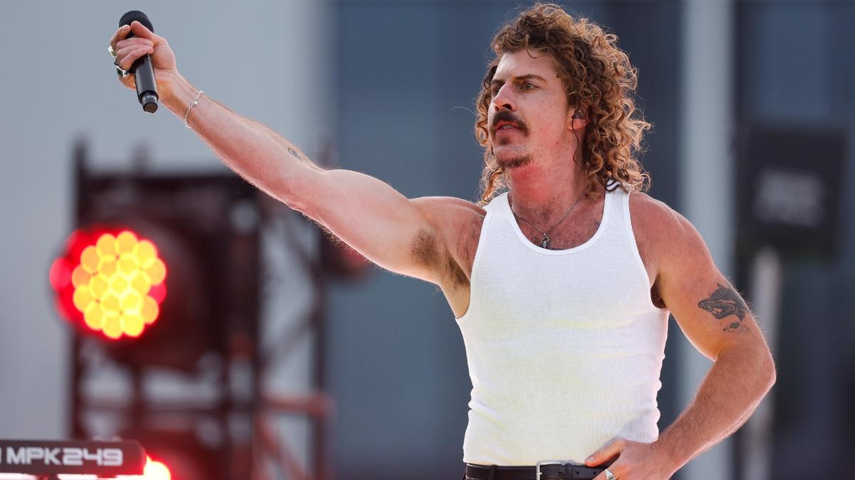 Fans divided on Peking Duk after AFLW grand final pre-match entertainment