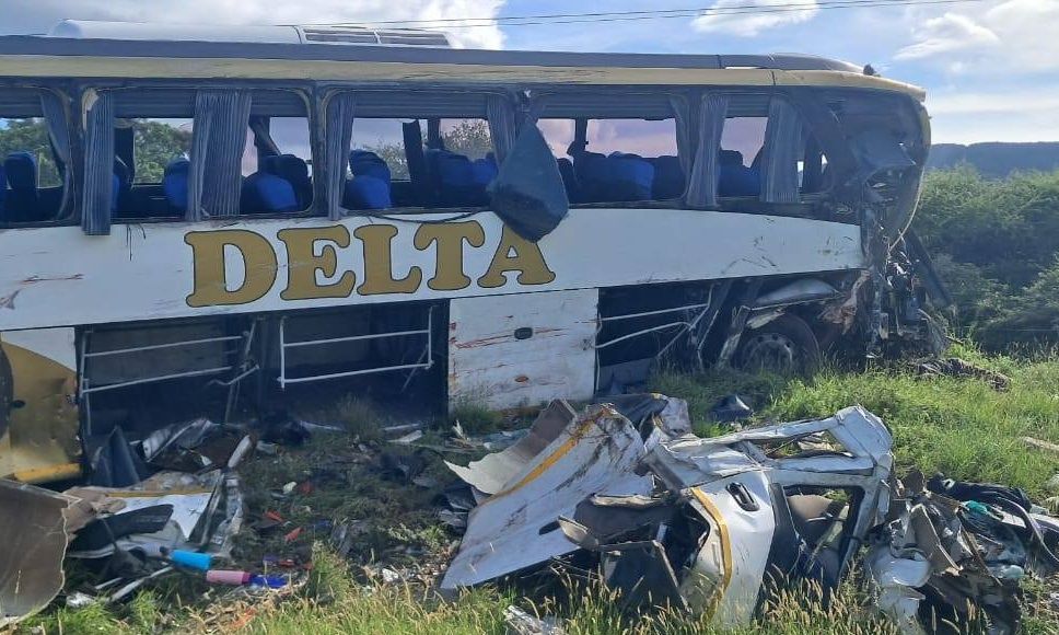 Two killed as Zimbabwe–South Africa bus crashes with truck on N1