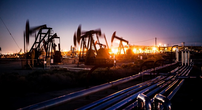 ‎Oil extends gains, achieves weekly loss