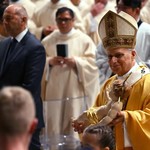 Pope Leo urges an end to war in Christmas blessing amid ongoing conflicts in Gaza and Ukraine