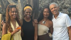 Obamas delight fans as they share rare family Thanksgiving photo