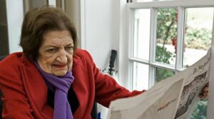 Helen Thomas: Trailblazing Journalistic Career Concludes Amid Israel Controversy