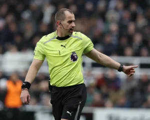 Former top referee rules on controversial Newcastle United v Manchester United incidents