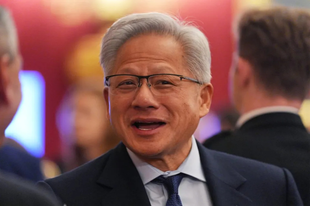 FTSE 100 Live: Trillion-dollar tech sell-off rocks global markets