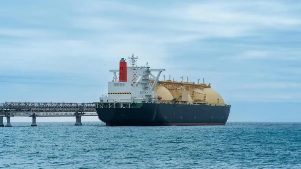 Russia offers sanctioned LNG to energy-hungry Asia at a discount