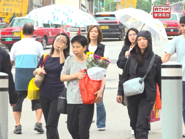 Tomb sweepers brave Ching Ming Festival downpours