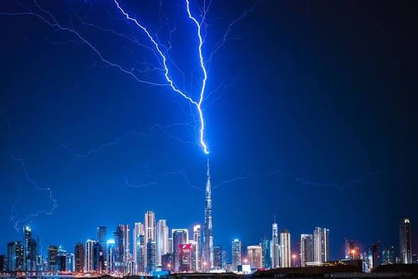 Lightning Strikes Burj Khalifa as Severe Thunderstorm Hit Dubai