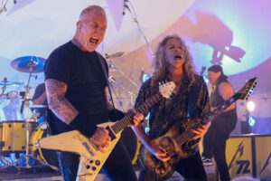 Metallica’s James Hetfield Gets Thumbs Up From Now-Fiancée in Underwater Proposal