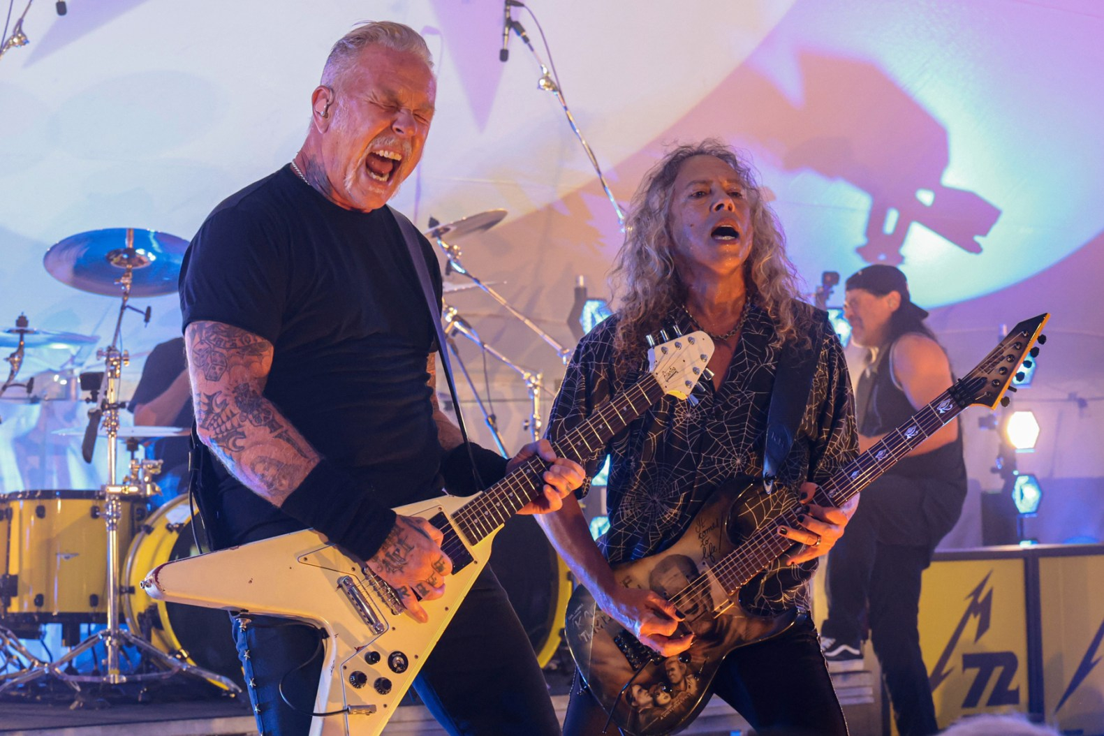Metallica’s James Hetfield Gets Thumbs Up From Now-Fiancée in Underwater Proposal