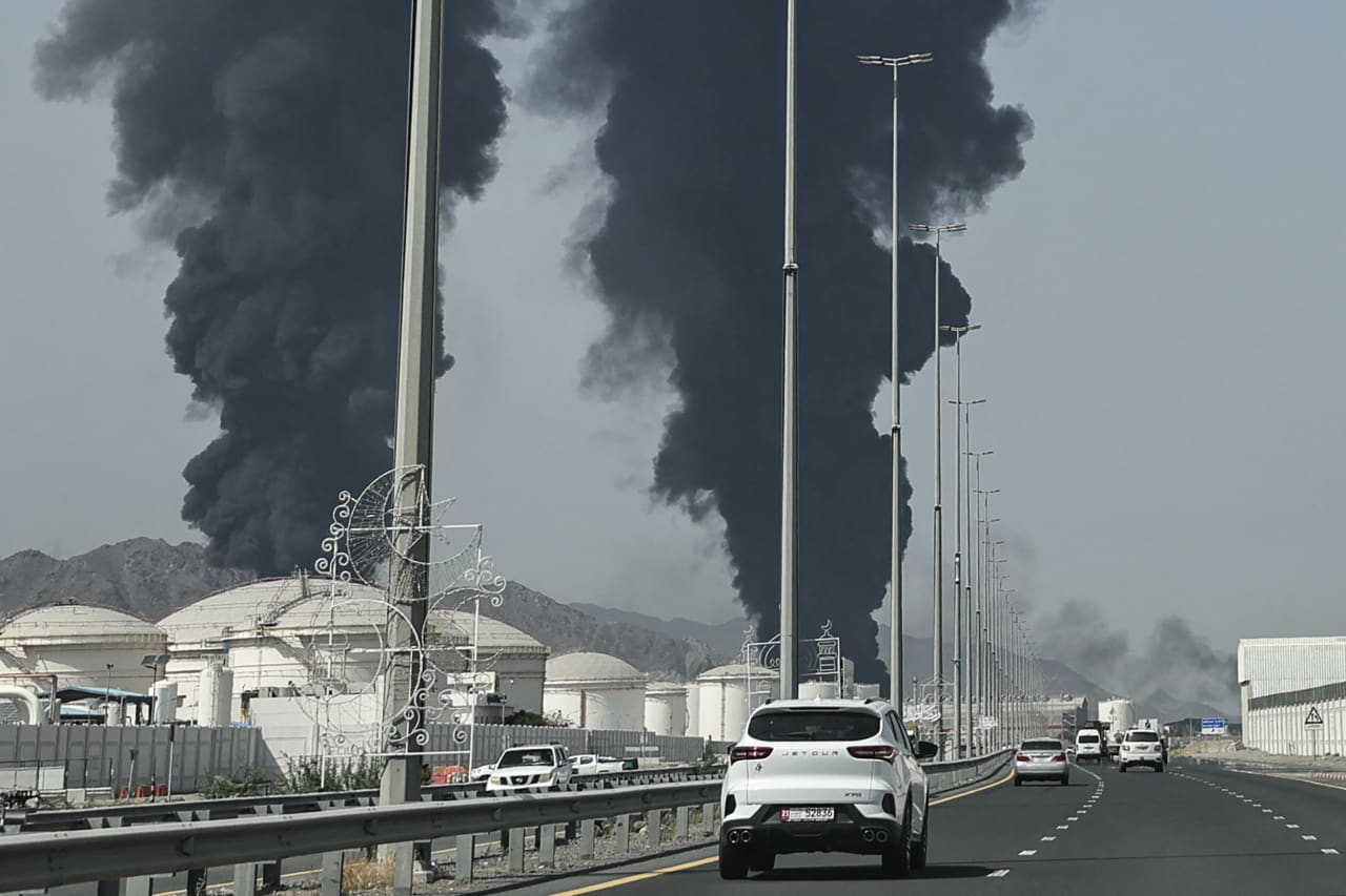 U.S. stock futures dip, oil climbs again as investors brace for escalation of Iran conflict