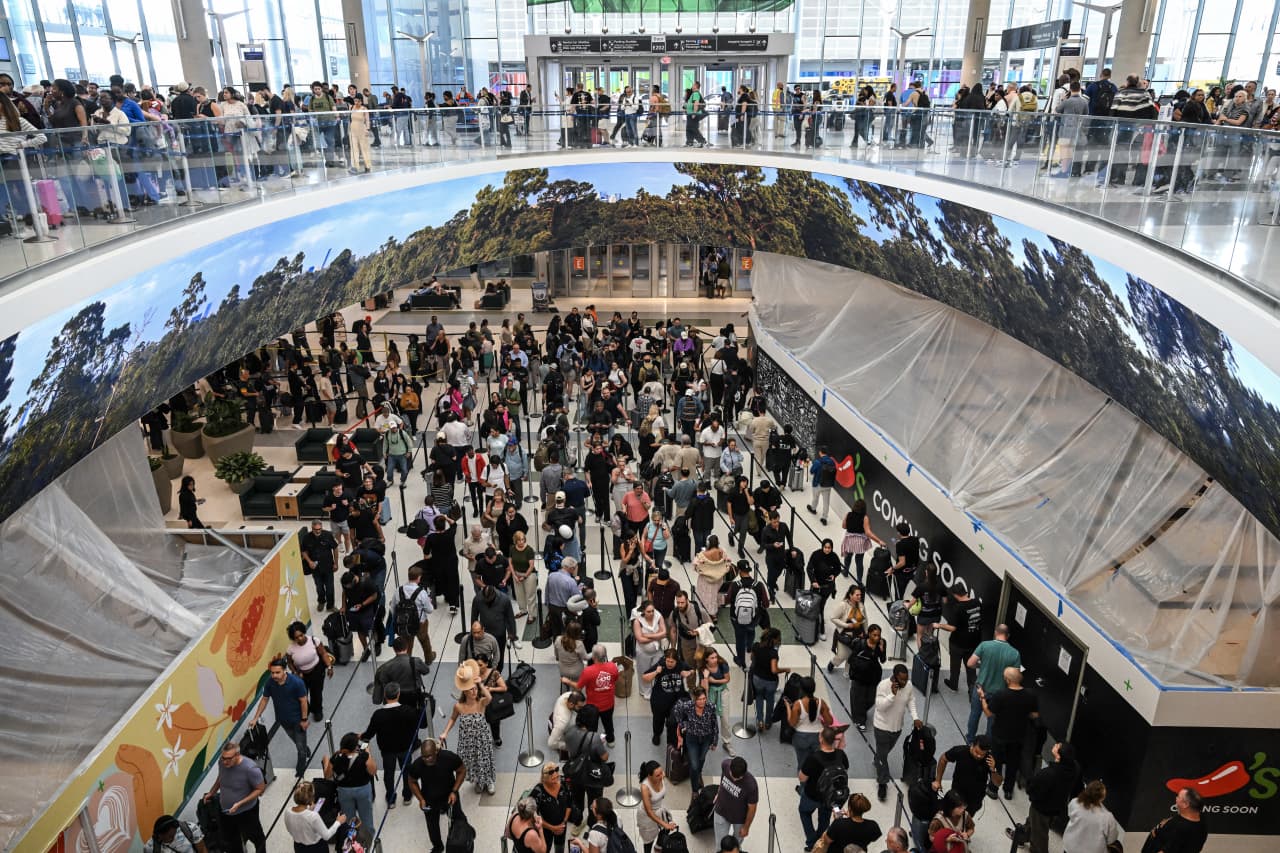 Long airport lines may soon disappear as senators sound hopeful on funding deal