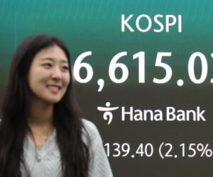 Seoul stocks close at a new record high amid AI-led tech rally