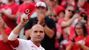 Reds Legend Gives Thanks to Fans With a Special Gift Outside Great American Ballpark