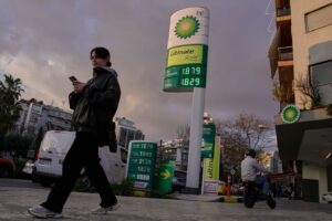Trump struggles to sell the Iran war as Americans feel the squeeze at the pump