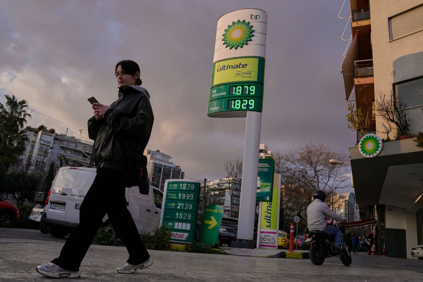 Trump struggles to sell the Iran war as Americans feel the squeeze at the pump
