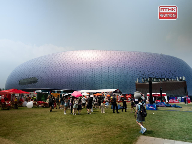 Costumes, cheers fill Kai Tak on HK Sevens final day