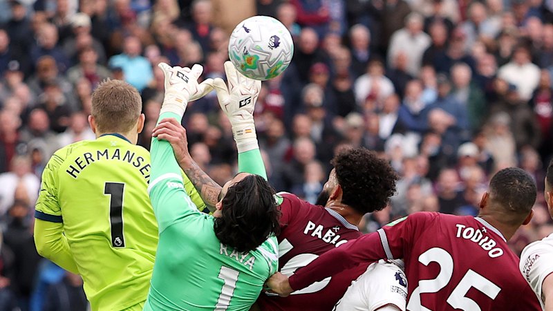 The photo that backs no-goal ruling as Arsenal close in on title
