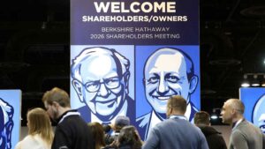 Berkshire cash pile climbs to $380bn as stock sales streak hits 14th quarter