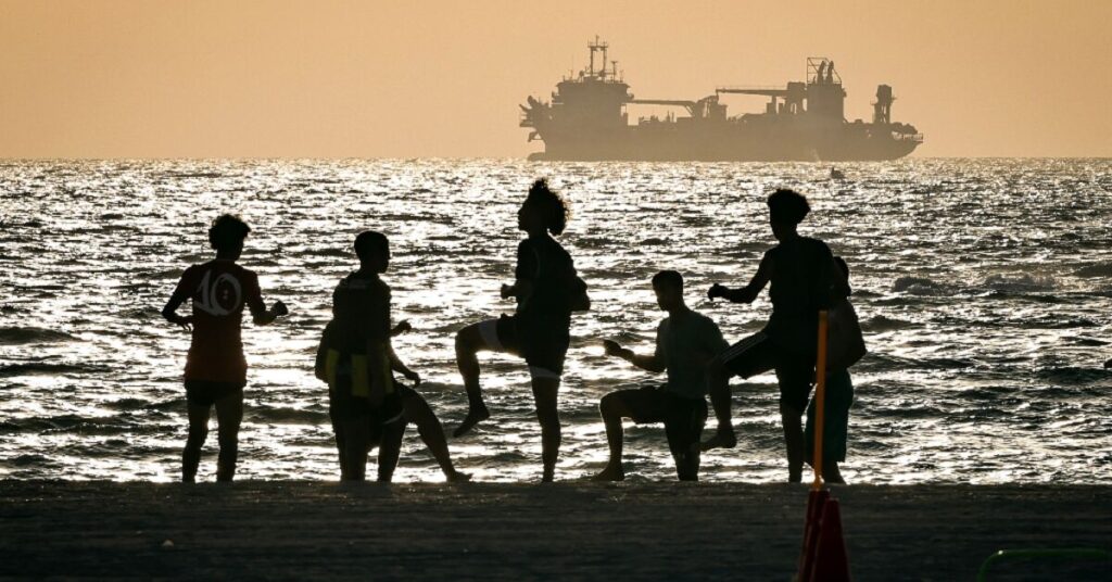 Dubai luxury hotels woo staycationers as tourists flee