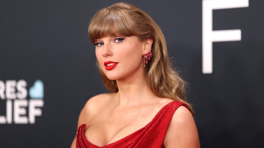 Taylor Swift’s Mesh Sneakers Are Spring’s Coolest Shoe Trend