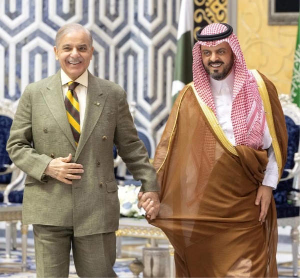 Pakistani PM Arrives in Saudi Arabia as Part of 4-Day Regional Tour