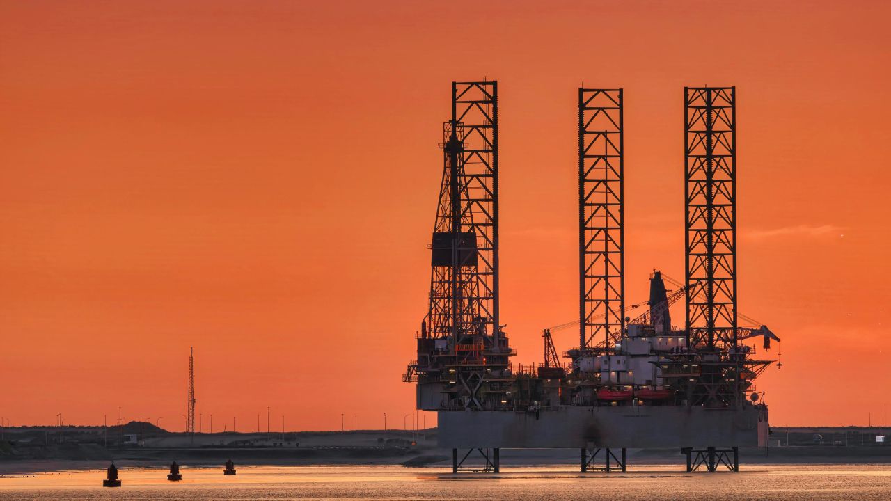 Oil prices head for deep weekly loss as Strait of Hormuz traffic begins to inch up