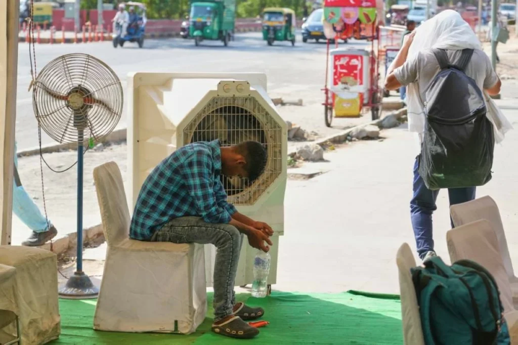Heat wave empties roads and markets in north India as some farmers turn to nighttime work